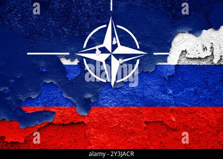 14. September 2024: Zerfallende Symbole der NATO und Russlands stehen für den aktuellen geopolitischen Machtkampf und die militärischen Spannungen im Ukraine-Krieg. PHOTOMONTAGE *** Zerfallene Symbole von NATO und Russland stehen für den aktuellen geopolitischen Machtkampf und die militärischen Spannungen im Ukraine Krieg. FOTOMONTAGE Stockfoto