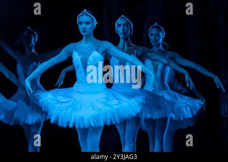 Das State Ballet of Georgia spielt eine aufwendige Inszenierung des Schwanensees im London Coliseum Stockfoto