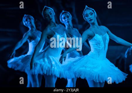 Das State Ballet of Georgia spielt eine aufwendige Inszenierung des Schwanensees im London Coliseum Stockfoto