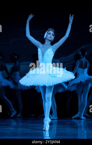 Das State Ballet of Georgia spielt eine aufwendige Inszenierung des Schwanensees im London Coliseum Stockfoto