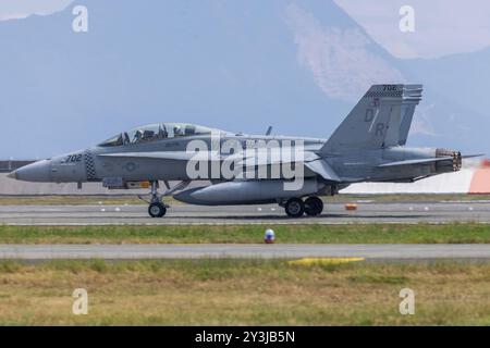 Ein F/A-18D-Flugzeug des U.S. Marine Corps mit Marine Fighter Attack Squadron (VMFA) 312, Marine Aircraft Group 31, 2nd Marine Aircraft Wing, trifft am März ein Stockfoto