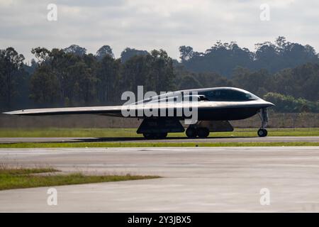 Ein B-2 Spirit-Tarnbomber der US Air Force startet für eine Bomber Task Force-Mission auf der Royal Australian Air Force Base Amberley, Australien, 11. September. Stockfoto