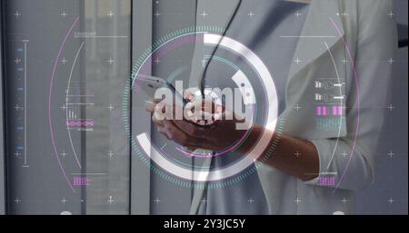 Bild der Datenverarbeitung und Scope-Scans über kaukasierin mit Smartphone Stockfoto