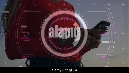 Bild der Datenverarbeitung und Scope-Scans über birassische Frau mit Smartphone Stockfoto
