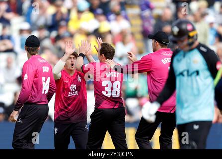 Tom Abell von Somerset (2. Rechts) feiert den Sieg von Surrey Dan Lawrence während des Halbfinalspiels Vitality Blast T20 in Edgbaston, Birmingham. Bilddatum: Samstag, 14. September 2024. Stockfoto