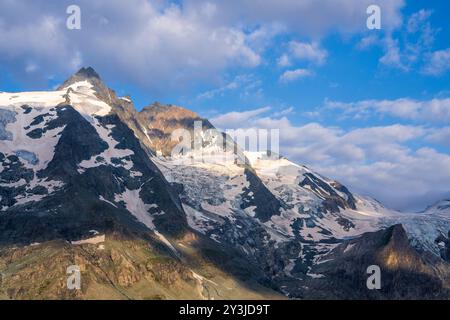 Der höchste Gipfel Österreichs ist 3798 Meter großer, schneebedeckter Großglockner. Nationalpark Hohe Tauern Stockfoto