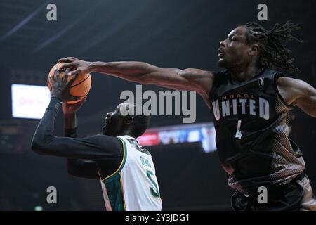 Singapur. September 2024. Deonte Burton (R) von NBA G League United verteidigt Majok Deng aus Tasmania JackJumpers während des Gruppenspiels B zwischen NBA G League United der Vereinigten Staaten und Tasmania JackJumpers aus Australien beim FIBA Intercontinental Cup Singapur 2024 am 14. September 2024 in Singapur. Quelle: Dann Chih Wey/Xinhua/Alamy Live News Stockfoto