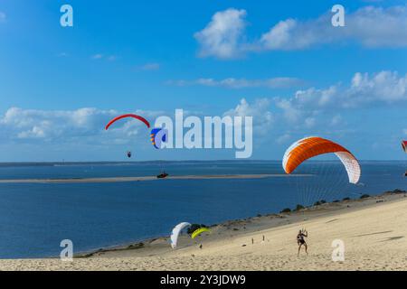 Düne von Pilat, Frankreich - 14. August 2024: Paragliding in der Großen Düne von Pilat, Arcachon Basin, Nouvelle Aquitaine, Frankreich. Stockfoto