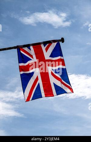 Perfekter Union Jack, isoliert vor blauem Himmel Stockfoto
