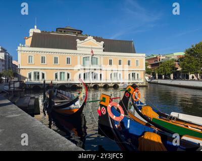 Aveiro, Portugal - 28. Mai 2024: Blick auf die traditionellen Moliceiro-Boote in einem Kanal in Aveiro, Portugal. Stockfoto