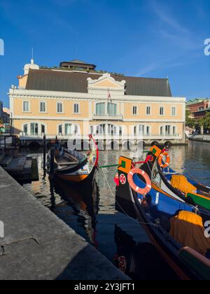 Aveiro, Portugal - 28. Mai 2024: Blick auf die traditionellen Moliceiro-Boote in einem Kanal in Aveiro, Portugal. Stockfoto