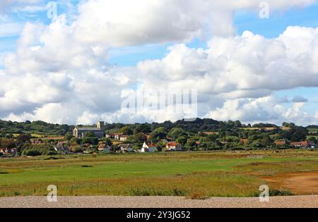 Ein Blick auf die Nordküste von Norfolk auf das Dorf Salthouse, Norfolk, England, Großbritannien, vom Schindelgrat an der Küste. Stockfoto