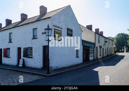 Cultra County Down Northern Ireland September 2024 - Meeting Street White Washd Terrace mit Schuhmacher in der Mitte im Ulster Folk Museum Stockfoto