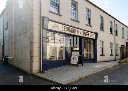 Cultra County Down Northern Ireland 6. September 2024 - altes Baugewerbe und Bauernhaus in einer Straße im Volksmuseum Stockfoto