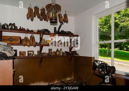 Cultra County Down Northern Ireland September 2024 - Old Cobblers Workshop mit Schuhbildnern, die von der Decke hängen und einer Nähmaschine auf einer Bank Stockfoto