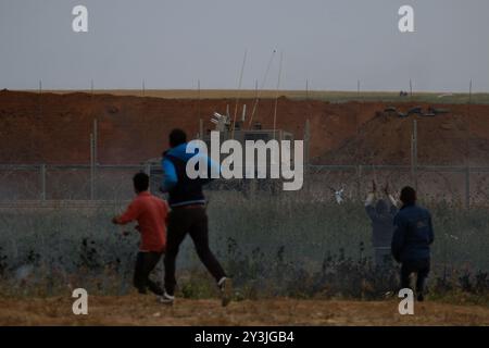 Im Norden des Gazastreifens, östlich der Stadt Beit Lahia, kommt es zu Auseinandersetzungen zwischen palästinensischen Jugendlichen und israelischen Soldaten. Nach dem jüngsten „Rückkehrmarsch“ in Gaza demonstrierten Palästinenser für das Recht auf Rückkehr. Eine Reihe palästinensischer Demonstranten wurden verletzt, nachdem sie Tränengas eingeatmet hatten, die von den israelischen Sicherheitskräften während der Kassierungen auf sie geworfen wurden Stockfoto