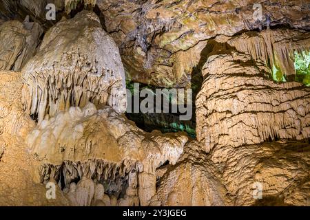 Vallorbe-Höhlen, die größte der Schweiz, gebildet durch den Fluss Orbe Stockfoto