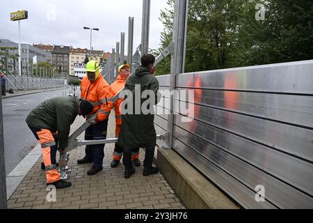 Prag, Tschechische Republik. September 2024. Bau einer mobilen Staumauer (Hochwassersperre) in Holesovice, Prag, Tschechische Republik, am 14. September 2024. Quelle: Katerina Sulova/CTK Photo/Alamy Live News Stockfoto