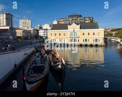 Aveiro, Portugal - 28. Mai 2024: Blick auf die traditionellen Moliceiro-Boote in einem Kanal in Aveiro, Portugal. Stockfoto