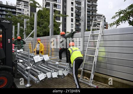 Prag, Tschechische Republik. September 2024. Bau einer mobilen Staumauer (Hochwassersperre) in Holesovice, Prag, Tschechische Republik, am 14. September 2024. Quelle: Katerina Sulova/CTK Photo/Alamy Live News Stockfoto