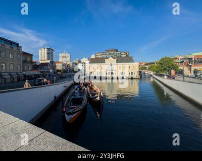 Aveiro, Portugal - 28. Mai 2024: Blick auf die traditionellen Moliceiro-Boote in einem Kanal in Aveiro, Portugal. Stockfoto