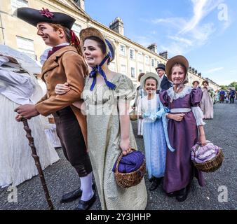 Bath, Somerset, Großbritannien. September 2024. Die jährliche Jane Austing-Feier-Parade beginnt mit Hunderten von Menschen in Regency-Kostümen, die die englische Autorin Jane Austenthe aus dem 19. Jahrhundert nachspielen Stockfoto