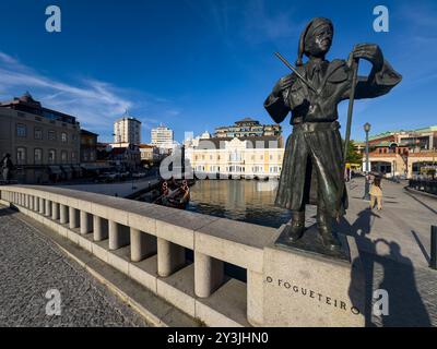 Aveiro, Portugal - 28. Mai 2024: Blick auf einen Kanal im unteren Teil der Stadt Aveiro, Portugal. Stockfoto