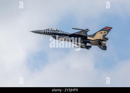 Türkische Luftwaffe - SoloTürk Lockheed Martin F-16 Fighting Falcon, Auftritt beim Royal International Air Tattoo 2024. Stockfoto