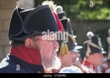 Bath, UK. September 2024. Die Grand Regency Parade ist der Beginn des jährlichen Jane Austen Festivals in Bath. Das jährliche Festival zieht Austen-Enthusiasten aus aller Welt an, die Prozession von rund 500 Menschen in Kostümen ist der Beginn einer Woche von Austen inspirierten Veranstaltungen. Vom Holbourne Museum aus führt die Prozession durch historische Straßen, die sich seit Austens Zeit kaum verändert haben. Quelle: JMF News/Alamy Live News Stockfoto