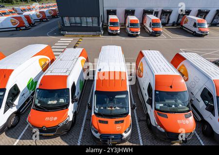 PostNL Lieferwagen im Depot in Zwolle, Niederlande Stockfoto