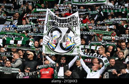 Hannover, Deutschland. September 2024. Fußball: Bundesliga 2, Hannover 96 - 1. FC Kaiserslautern, 5. Spieltag, Heinz von Heiden-Arena. Hannover Fans während der Clubhymne. Hinweis: Carmen Jaspersen/dpa - WICHTIGER HINWEIS: Gemäß den Vorschriften der DFL Deutschen Fußball-Liga und des DFB Deutschen Fußball-Bundes ist es verboten, im Stadion und/oder des Spiels aufgenommene Fotografien in Form von sequenziellen Bildern und/oder videoähnlichen Fotoserien zu verwenden oder zu verwenden./dpa/Alamy Live News Stockfoto