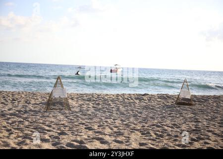 Antalya. September 2024. Dieses am 13. September 2024 aufgenommene Foto zeigt Karettschildkrötennester, die durch Käfige am Strand der Provinz Antalya, T¨¹rkiye, geschützt sind. Karettschildkröten, auch bekannt als Caretta caretta, sind eine vom Aussterben bedrohte Art, die an der westlichen Mittelmeerküste von T¨¹rkiye als wichtiger Brutplatz gilt. Jedes Jahr kommen die Schildkröten zwischen April und Oktober an die Küste der Provinz Antalya, um ihre Eier zu legen. Quelle: Li Zhenbei/Xinhua/Alamy Live News Stockfoto