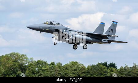 USAF - McDonnell Douglas F-15E Strike Eagle, der bei der RAF Fairford ankommt, um an der statischen Ausstellung der Royal International Air Tattoo 2024 teilzunehmen. Stockfoto