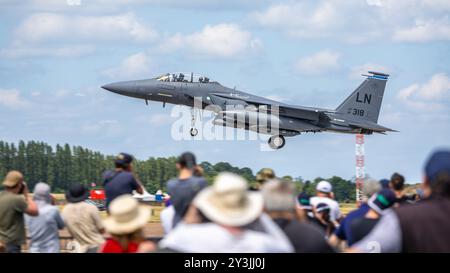 USAF - McDonnell Douglas F-15E Strike Eagle, der bei der RAF Fairford ankommt, um an der statischen Ausstellung der Royal International Air Tattoo 2024 teilzunehmen. Stockfoto
