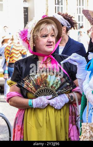 Bath, Somerset, Großbritannien. September 2024. Die jährliche Jane Austing-Feier-Parade beginnt mit Hunderten von Menschen in Regency-Kostümen, die die englische Autorin Jane Austenthe aus dem 19. Jahrhundert nachspielen Stockfoto