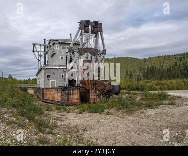 Alte historische Baggermaschine, die im Goldbergbau in Dawson City, Yukon, Kanada, verwendet wird Stockfoto