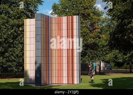 Strip Tower Kunstinstallation von Gerhard Richter vor der Serpentine Gallery in Kensington Gardens, London, Großbritannien. Besucherinnen Stockfoto