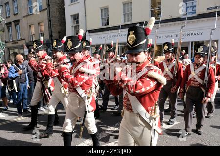 Bath, UK. September 2024. Die Grand Regency Parade ist der Beginn des jährlichen Jane Austen Festivals in Bath. Das jährliche Festival zieht Austen-Enthusiasten aus aller Welt an, die Prozession von rund 500 Menschen in Kostümen ist der Beginn einer Woche von Austen inspirierten Veranstaltungen. Vom Holbourne Museum aus führt die Prozession durch historische Straßen, die sich seit Austens Zeit kaum verändert haben. Quelle: JMF News/Alamy Live News Stockfoto