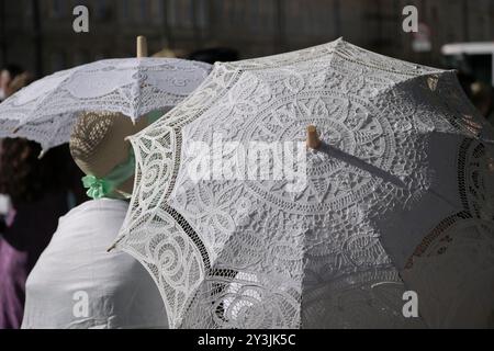 Bath, UK. September 2024. Die Grand Regency Parade ist der Beginn des jährlichen Jane Austen Festivals in Bath. Das jährliche Festival zieht Austen-Enthusiasten aus aller Welt an, die Prozession von rund 500 Menschen in Kostümen ist der Beginn einer Woche von Austen inspirierten Veranstaltungen. Vom Holbourne Museum aus führt die Prozession durch historische Straßen, die sich seit Austens Zeit kaum verändert haben. Quelle: JMF News/Alamy Live News Stockfoto