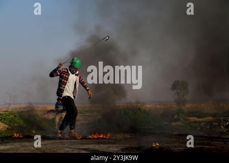 Gewalttätige Auseinandersetzungen zwischen palästinensischen Demonstranten und israelischen Soldaten in der Nähe der östlichen Grenze des Gazastreifens und des israelischen Standorts Nahal Oz. Die Palästinenser protestierten gegen die jüngste Entscheidung von US-Präsident Trump, Jerusalem als Hauptstadt Israels anzuerkennen. Einige Palästinenser wurden verletzt, nachdem sie von israelischen Soldaten mit lebenden Kugeln erschossen wurden Stockfoto