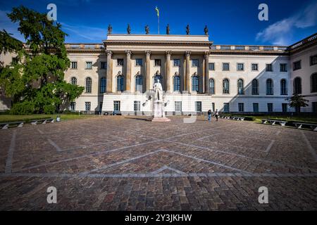 Berlin Mitte, Humboldt Universität, Straße unter den Linden - 14.09.2024 Berlin *** Berlin Mitte, Humboldt University HUB, Straße unter den Linden 14 09 2024 Berlin Stockfoto