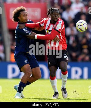 Joshua Zirkzee von Manchester United und Lesley Ugochukwu von Southampton (rechts) kämpfen um den Ball während des Premier League-Spiels im St. Mary's Stadium in Southampton. Bilddatum: Samstag, 14. September 2024. Stockfoto