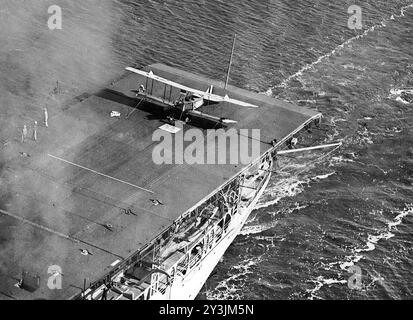 Eine Aeromarine 39B der US Navy wurde auf dem hinteren Abschnitt des Flugdecks des Flugzeugträgers USS Langley (CV-1) in der Nähe der Marineflugstation Pensacola, Florida (USA) 1923 entdeckt Stockfoto