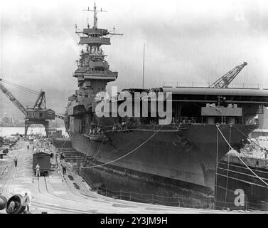 USS Yorktown (CV-5) in einem Trockendock an der Pearl Harbor Naval Shipyard, 29. Mai 1942 Stockfoto