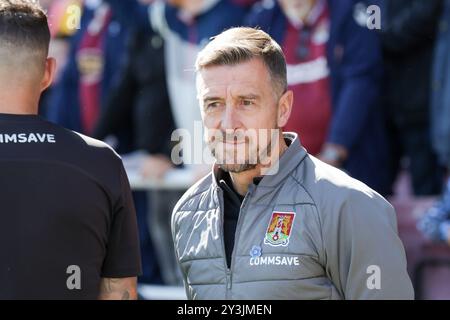 Northampton Town-Manager Jon Brady vor dem Spiel der Sky Bet League 1 zwischen Northampton Town und Wycombe Wanderers im PTS Academy Stadium in Northampton am Samstag, den 14. September 2024. (Foto: John Cripps | MI News) Credit: MI News & Sport /Alamy Live News Stockfoto