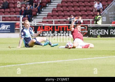 Sam Hoskins von Northampton Town wird vom Kapitän der Wycombe Wanderers Jack Grimmer angegriffen und wird in der ersten Hälfte des Spiels der Sky Bet League 1 zwischen Northampton Town und Wycombe Wanderers im PTS Academy Stadium in Northampton am Samstag, den 14. September 2024, mit einem Elfmeter belegt. (Foto: John Cripps | MI News) Credit: MI News & Sport /Alamy Live News Stockfoto