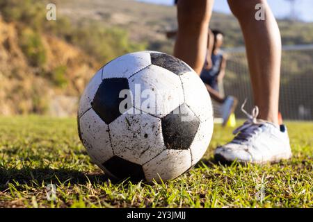 Draußen, Nahaufnahme, Fußball auf dem Schulfeld spielen, Kind schießt den Ball in Richtung Tor Stockfoto