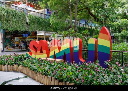 Ko Samui, Thailand - 11. Juli 2024: Farbenfrohes „Samui“-Schild in der Central Festival Shopping Mall auf Ko Samui, Thailand. Stockfoto