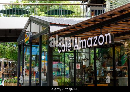 Ko Samui, Thailand - 11. Juli 2024: Das Foto zeigt eine Café Amazon-Filiale im Zentrum von Samui, umgeben von üppigem Grün und moderner Architektur Stockfoto