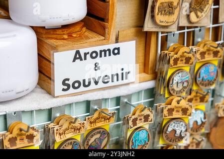 Ko Samui, Thailand - 11. Juli 2024: Eine Nahaufnahme eines „Aroma & Souvenir“-Ladens im Zentrum von Samui Stockfoto